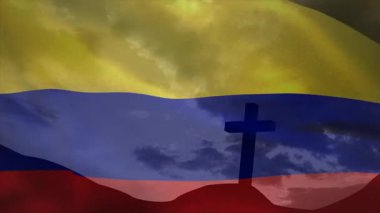 Rüzgâr Kolombiya 'nın üç renkli bayrağını sallıyor alacakaranlık gökyüzünde hafifçe dalgalanan, haç siluetini ortaya çıkarıyor. Vatansever, ulusal, sembolik, manzara, karamsar, canlı, hareketli