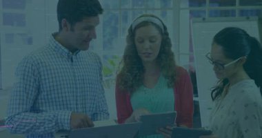 Meslektaşlar tablet verilerini analiz eder, ekranı siler ve iş toplantılarında animasyon çizelgelerini açığa çıkarır. İşbirliği, takım çalışması, analitik, veri görselleştirme, iş dünyası, modern, teknoloji