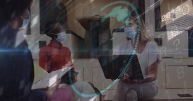 Dünya grafiğe dönüşürken iş değerlendirmesinde verileri gözden geçiren üç kadın büyümeyi gösteriyor. İşbirliği, yenilik, analitik, takım çalışması, dijital, profesyonel, modern