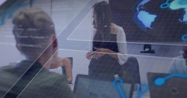 İş brifingi için konferans masasının üzerinde kadın sunucu hareketlendirmesi ve şebeke örtüsü etkinleştiriliyor. Profesyonel, işbirliği, dijital, modern, kurumsal, analitik, arayüz