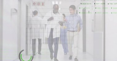 Koridorda yürüyen doktorlar şebekeye ve çizelgelere neden oluyor sağlık veri ölçümlerini canlandırıyor ve canlandırıyor. Tıbbi personel, profesyonel takım çalışması, dijital analiz, sağlık teknolojisi, klinik çevre, veri görselleştirme, teşhis araçları
