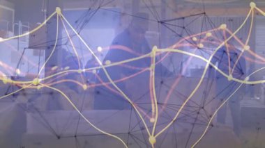 Mühendislik ekibi planları açıyor. Tablet yerleştirerek ağ grafiği görselleştirme verilerini üst üste koyuyor. İşbirliği, yenilik, işçilik, teknoloji, prototip, takım çalışması, endüstriyel