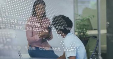 Proje başı açılış portföyü ve ögelere işaret ederek, geliştirici kod örtüsü ile incelemeye eğiliyor. İşbirliği, takım çalışması, modernlik, teknoloji, iş dünyası, iletişim, yenilik