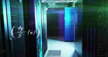 Parlayan LED 'ler titreşiyor ve formüller sunucu dolaplarında geziniyor, koridorda veri akışını gösteriyor. Futuristik, teknoloji, dijital, yenilik, siber, ağ, veri