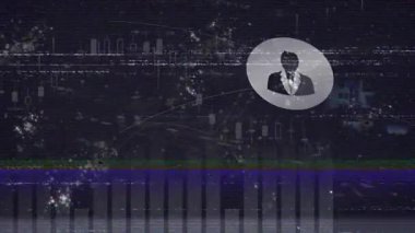 Karanlık arkaplan yüklendikten sonra, simgeler üzerinde dönen ve genişleyen taramalar simgeleri birbirine bağlar. Teknoloji, siber güvenlik, veri görselleştirme, fütüristik, yenilik, ağ, analitik