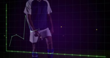 Erkek futbolcu, analitiği çizerken ağırlık değiştirip şebeke sahasında topa vuruyor. Sporcu, antrenman, görselleştirme, dinamik, yenilik, performans, dijital