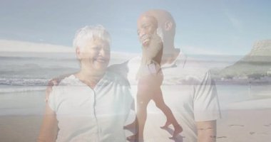 Yaşlı bir çift kumlu sahilde duruyor ve hayalet bir çift seyahat için üstlerinden geçiyorlar. Romantik, plaj, günbatımı, siluet, bağlantı, sükunet, arkadaşlık