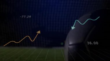 Şebekede dinlenen futbol topu, kayan oklar, atlamacı atlayan kalecinin yanından geçen top. Analizler, spor, görselleştirme, performans, dijital, rekabet, atletik