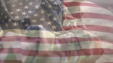 Kumaşı düzenlemek, kırmızı kumaşı kaldırmak ve açmak sonra da düzleştirip katlamak. El becerisi, zanaatkarlık, maksatlı faaliyet, tekstil, yumuşak odaklı, günlük kıyafet, dış mekan.