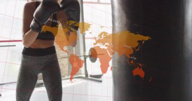 Dünya haritası, boks stajyerinin spor salonunda yumruk atma ve tekme atma eğitimiyle örtüşüyor. Zindelik, güç, güç, disiplin, aerobik, kararlılık, atletizm