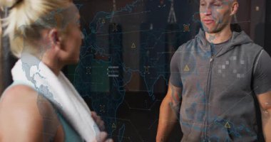 Müşteri, spor salonunda şeffaf harita eşleşmesiyle eğitmenin parmak kaldırdığını ve bir sonraki sete rehberlik ettiğini bildiriyor. Fitness, koçluk, eğitim, motivasyon, güç, ilerleme, disiplin