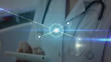 Hasta bilgilerini incelemek için veri ağı oluştururken kadın doktor tableti tıkırdatıyor. Sağlık, dijital bağlantı, yenilik, teknoloji, tıbbi profesyonellik, veri görselleştirme, hasta bakımı