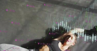 Sporcu, spor salonunda eldiven takmadan önce çekirdeği sabitliyor. Veri tabloları senkronize ediliyor. Spor, eğitim, fitness, kardiyovasküler, hareket, teknoloji, odaklanma