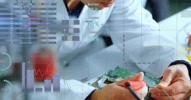 Elektronik mühendisi devre kartındaki metre sondası performans ölçümlerini gösteriyor. Teknoloji, yenilik, kesinlik, analitik, veri, mühendislik, laboratuvar