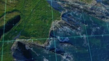 Dijital su şebekesi tarama sahasında haritalandırma yaparken kamera sahil sahnesini tutuyor. Hava, topoğrafya, dijital, haritalama, manzara, kıyı, engebeli