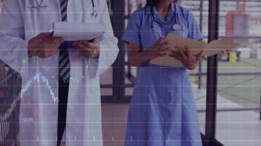 Doktor ve hemşire kayıtları incelerken ve sağlık raporlarını gösterirken belgeleri değiştiriyorlar. Tıbbi, işbirliği, sağlık, analiz, teşhis, profesyonellik, pastel