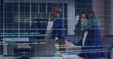 Meslektaşlar tablet ekranı işaret ediyor ve yeşil şebeke ve kodla iş görselleştirmesini başlatıyorlar. Teknoloji, işbirliği, yenilik, dijital, çalışma alanı, gelecekçilik, profesyonellik