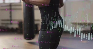 İp atlama tutamaklarını kavramış, spor salonunda hoplayıp zıplayan, hareketli grafiklerle fitness ölçümlerini takip eden bir kadın. Atletik, kardiyo, fitness, dinamik, sağlık, kararlılık, modern