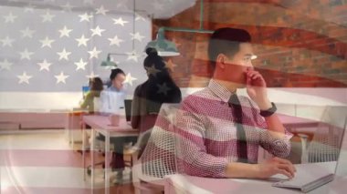 İşletme kullanıcısı şeffaf bayrak kaplaması ile yazmayı durduruyor, ayarlama kravatı takıyor, ilerisini planlıyor. Şirket, takım çalışması, üretkenlik, modern, profesyonel, ofis, işbirliği