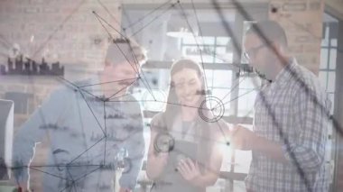 Üç meslektaş tablete bakıyor ve bilgisayar işbirliği için ağ verilerini etkinleştiriyor. İşbirliği, takım çalışması, yenilik, dijital, ağ oluşturma, modern, profesyonel