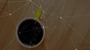 Başlangıçta ağ hatları yeşil saplı bardağın etrafında sürükleniyor, bağlantıyı göstermek için nabız atıyor. Teknoloji, bağlantı, dijital, yenilik, modern, ağ, soyut