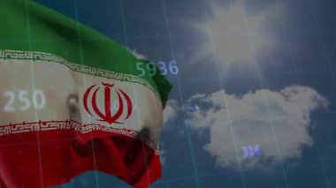 Soldan bayrak giriyor, veri akışı ve dalgalanmalar devam ederken ızgara üzerinde sallanıyor. Vatanseverlik, teknoloji, veri, dijital, hareket, yenilik, görselleştirme