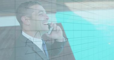 İş adamı balkondan telefon etmeye başlıyor ve yüzdelerle animasyon finans çizelgelerini başlatıyor. Kurumsal, analitik, modern, teknoloji, profesyonel, yenilikçi, finansal
