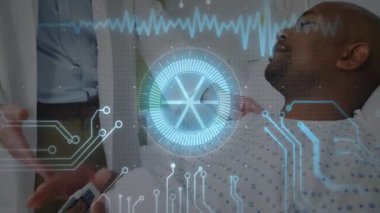 Doktor tabletteki hastanın hayati değerlerini gözden geçirip mavi kaplamanın ortasında sıkıca tokalaşmaya başlıyor. Tıbbi, sağlık, dijital, tanı, yenilik, teknoloji, takım çalışması