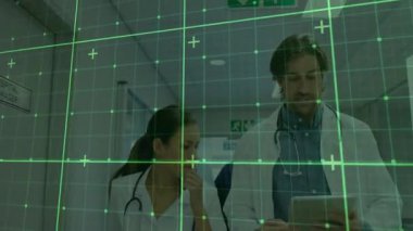 Kadın doktor, erkek doktor gibi bakıyor. Koridorda yürürken hasta verilerini inceliyor. Tıp uzmanları, işbirliği, dijital sağlık, klinik çalışma alanı, sağlık ekibi çalışması, modern tıp, hastane ortamı