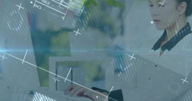 Veri analisti klavyeye veri yazma grafikleri başlatma ve sonra telefon güncelleme grafiklerini kontrol ediyor. Teknoloji, analitik, profesyonellik, dijital, çalışma alanı, üretkenlik, modern