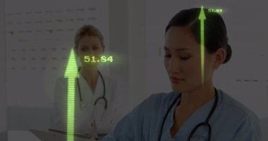 Konsültasyondaki tıbbi profesyonel yazma notları iyileştirme ölçümlerini gösteren neon okları başlatıyor. Sağlık, takım çalışması, ilerleme, tanı, modern, profesyonel, klinik