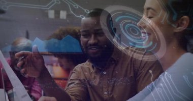 Ekip, holografik grafikler güncellenirken ekranın grafiklerini teker teker kontrol ediyor. İşbirliği, yenilik, teknoloji, fütürizm, takım çalışması, veri görselleştirme, dijital arayüz