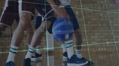 Kestane rengi ve beyaz tenli oyuncu defansın yanından geçip smaç basmak için jant kenarına doğru gidiyor. Sporcular, rekabet, aksiyon, spor kıyafeti, dinamik, takım çalışması, yüksek enerji