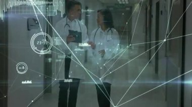 Tıbbi ekip hastane koridorunda yürür tablete danışır ve holografik sağlık tabletleri oluşturur. Gelecekçi, yenilikçi, işbirliği, teknoloji, sağlık, profesyonel, veri görselleştirme