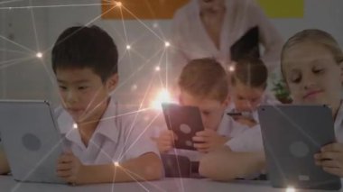 Eğitim sınıfında tabletleri tıkırdatan çocuklar öğretmenleri eğitiyor ve çocuk odaklanmak için duruşunu ayarlıyor. Teknoloji, öğrenme, gençlik, yenilik, sınıf, eğitim, dijital