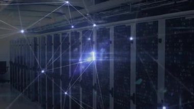 Işıklar görünmeye başladığında ağ örtüsü tetiklenir, çizgilerle titreşen düğümler veri akışını eşleştirir. Teknoloji, siber güvenlik, dijital, yenilik, fütüristik, bağlantı, altyapı