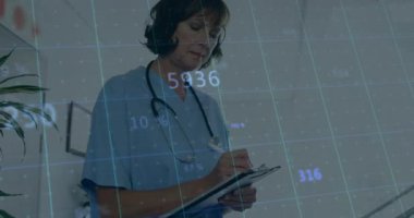 Hemşire koğuş koridorundaki panoya bilgi kaydederek yaşamsal istatistikleri üst üste koyuyor. Tıbbi, mesleki, minimalist, sağlık, veri, analiz, belgeleme