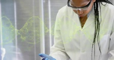 Laboratuvar teknisyeni pipeti kullanıyor ve DNA sarmalı altında araştırma yapmak için tüplere numune yerleştiriyor. Bilim adamı, laboratuvar, kesinlik, bilim, yenilik, biyoteknoloji, araştırma