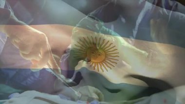 Tıbbi cerrah neşterle kesiyor, asistan örtüsü şeffaf bayrağın altında keşif yapıyor. Cerrahi, operasyon, sağlık, tıp, sağlık ekibi, klinik, hastane