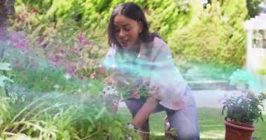 Bahçıvan bahçede diz çökmüş yabani otları çekiyor, bitkileri inceliyor, çiçeklerin etrafına deniz mavisi parıltıları sarıyor. Doğa, sağlık, sükunet, büyülü, açık hava, bereketli, dinginlik