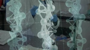 Teknoloji laboratuvarında titreşen moleküler animasyon araştırmacıyı akran gözlemiyle şişelere sokuyor. Bilim adamı, yenilik, fütüristik, biyoteknoloji, dijital, takım çalışması, kesinlik