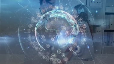 Doktor çocuğu alıyor ve küresel sağlık ağını gösteren 3 boyutlu ikonları somutlaştırıyor. Sağlık, bağlantı, pediatri, dijital, yenilik, işbirliği, tıbbi