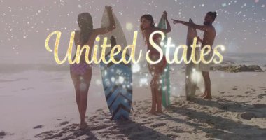 Kıyıda sörf tahtaları tutan üç sörfçü, pazarlama için ABD metniyle sürüklenen konfetiler. Plaj, yaz, eğlence, kutlama, arkadaşlık, macera, sükunet