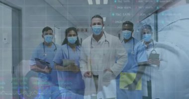 Tıbbi ekip, sağlık takibi için grafikleri güncelleyen veri görüntülerini izliyor. Sağlık, işbirliği, yenilik, dijital, analitik, profesyonellik, hastane