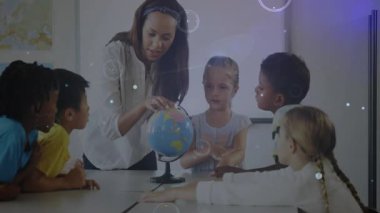 Eğitimde dünyayı döndüren öğretmen, parlayan ağın kıtaları birleştirmesini izleyen öğrenciler. Eğitim, öğrenim, dünya, dijital, bağlantı, sınıf, gençlik