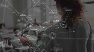 Öğretmenlerin bardakları kaldırması, öğrencilerin etrafında eğitim ağının büyümesine neden oluyor. Etkileşimli, yenilikçi, teknoloji, e-öğrenme, dijital, sınıf, fütürist