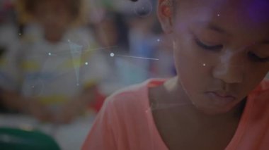 Sınıf arkadaşları çalışma masalarında yazı yazıyorlar. Işıkları üstüste koyuyorlar. Sınıf öğrenimi giderek zayıflıyor. Eğitim, işbirliği, gençlik, konsantrasyon, yaratıcı, yenilikçi, çocukluk