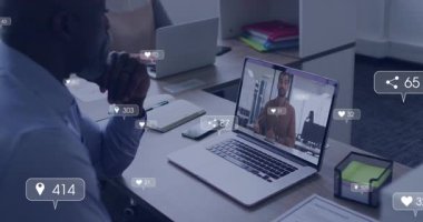 İş adamı online ofis aramasını başlatıyor ve dizüstü bilgisayar ekranında nişan sayısının artmasını izliyor. İşbirliği, iletişim, dijital, modern, profesyonel, ağ oluşturma, üretkenlik