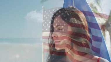 Kadın esintiye saçlarını kıvırarak cevap veriyor. Güneşli sahilde başını çeviriyor. Amerikan bayrağını dalgalandırıyor. Vatanseverlik, açık hava, yaşam tarzı, boş zaman, doğal huzur, özgürlük.