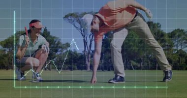 Olgun bir kadın çömelmiş yeşil topları yerleştirirken erkek topları kaldırıyor ve golf teknolojisi şebekesinin titreşimlerine neden oluyor. Atletik, rekabetçi, açık hava, boş zaman, hassasiyet, analitik, canlı